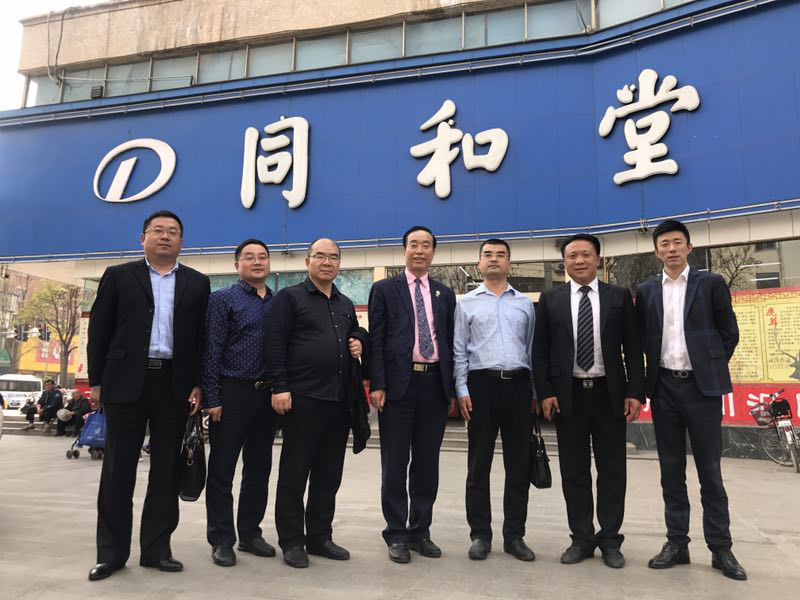 河南同和堂药业有限公司总经理刘建波热情接待并详细介绍了同和堂的