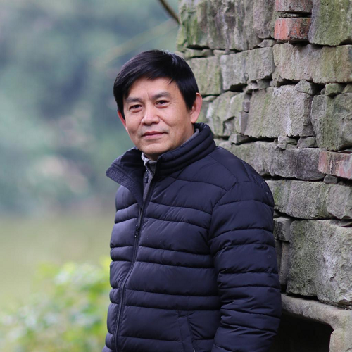 中国美术家协会会员,重庆市美术家协会综合材料绘画艺术委员会副主任