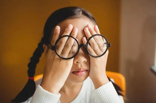 眼镜看远戴看近不戴？指南星中频眼部治疗仪帮你缓解眼疲劳
