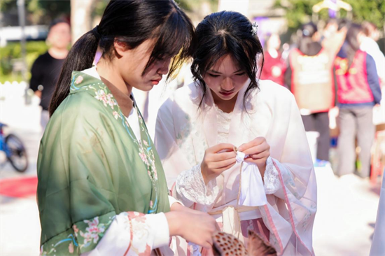 非遗润手，乐音暖邻：宏湾社区“人和雅集”奏响冬日和谐曲