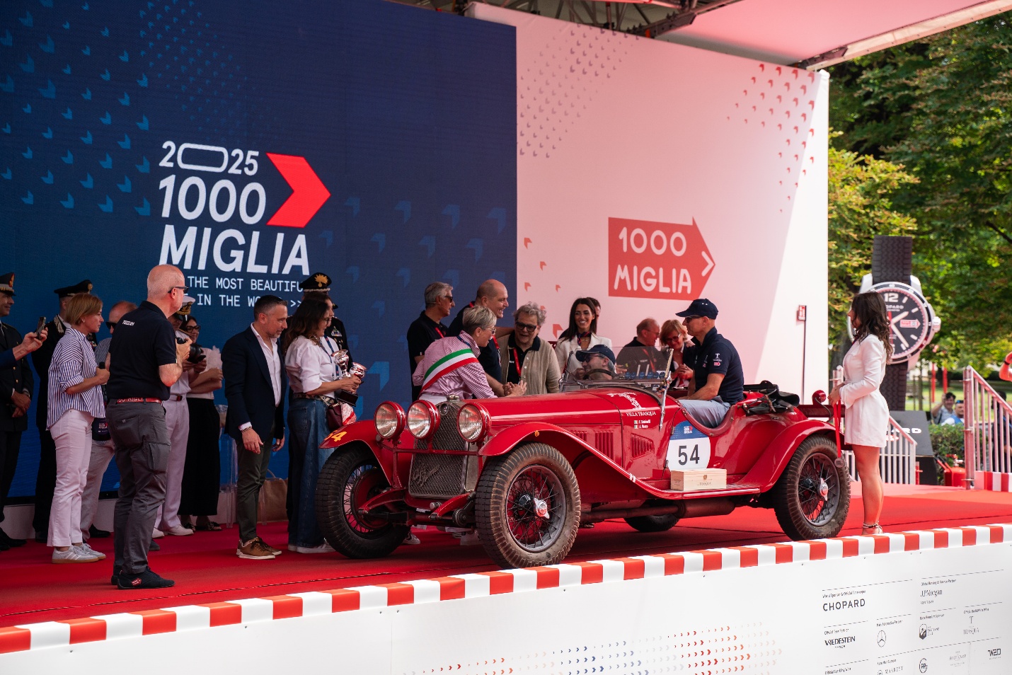 在 2025 年 1000 Miglia 中，Vesco-Salvinelli 组合驾驶一台 1929 Alfa Romeo 6c 1750 Ss 第六次夺冠