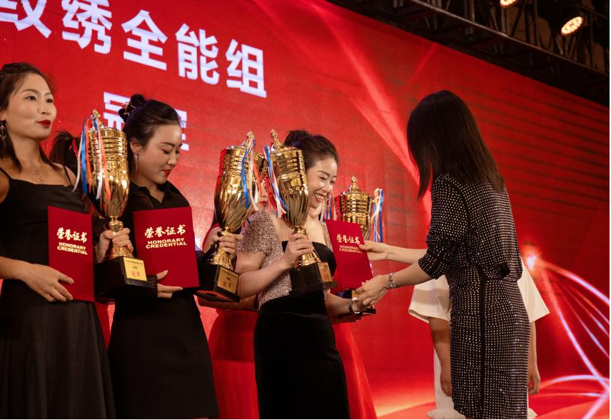 美业巅峰对决，张兰荣获2023风尚大赛纹绣全能组冠军