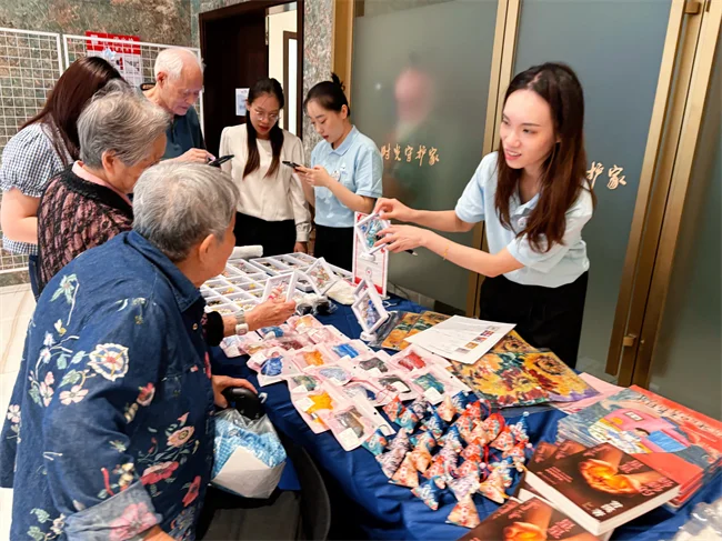艺术疗愈助力夕阳红，欧葆庭圆桌论坛发布老年艺术疗法指南