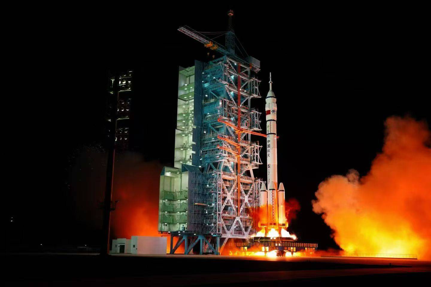 加多宝集团热烈祝贺神舟二十一号载人飞船成功发射