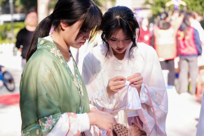 五尚公益“文化润心,非遗进社区”系列:非遗蓝夹缬织就宏湾文化新风尚