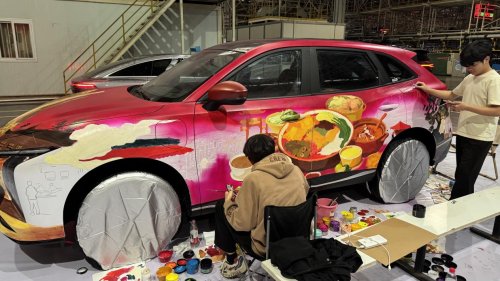 国潮风撞上工业品：东风柳汽彩绘车新春出街
