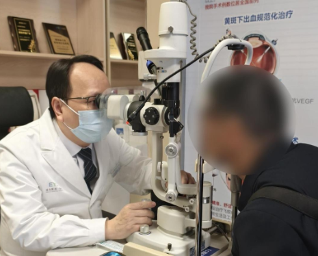 三明大叔突然看不清电视,一查眼底大量出血险失明——福州爱尔眼科