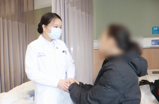 悲伤“压垮”眼睛!六旬阿姨痛失老伴,眼压“爆表”险失明——福州爱尔眼科