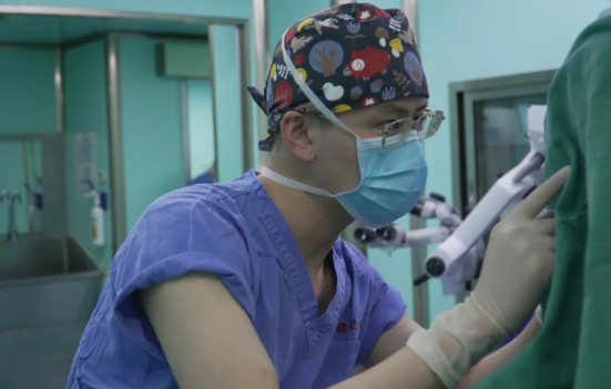 新疆威兹曼林仙保医生 以精微之术，重塑眼周年轻美学 新疆威兹曼整形外科医院（三级整形外科医院）