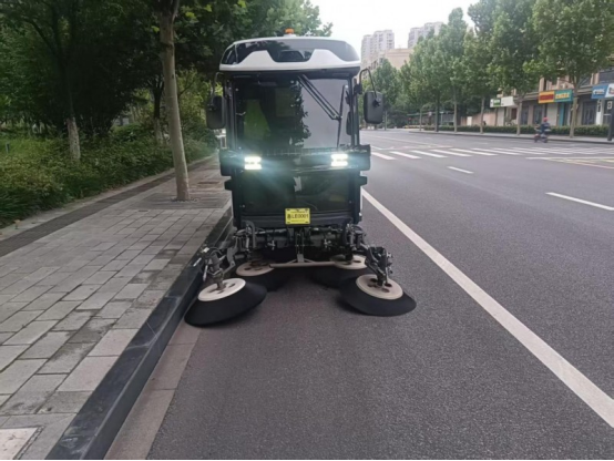 深度解读户外无人清扫车哪家好？库萨科技以近40城落地验证无人清扫车头部标杆