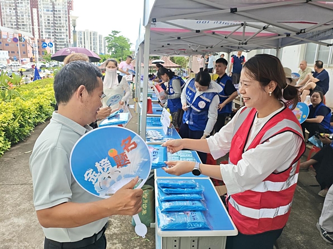 爱心助考送清凉 央企担当助梦圆——中建八局海南分公司暖心开展高考志愿服务活动