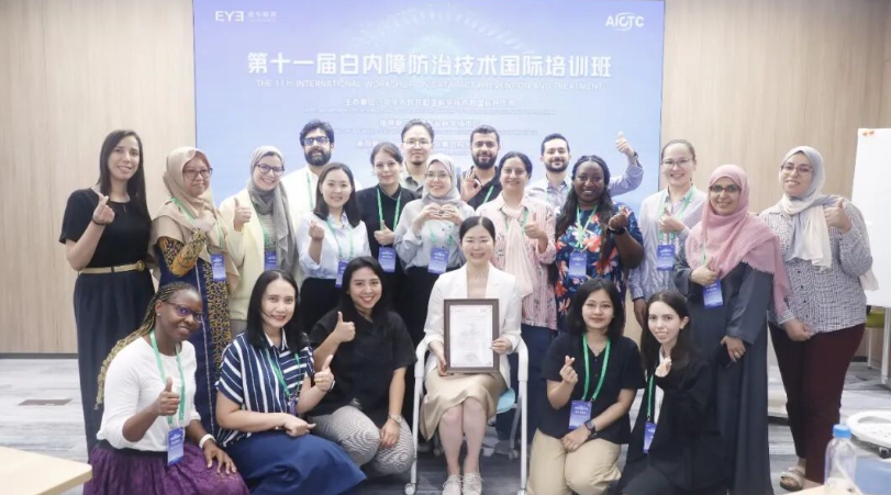 福州爱尔眼科高朋芬院长连续四年为白内障防治技术国际培训班授课
